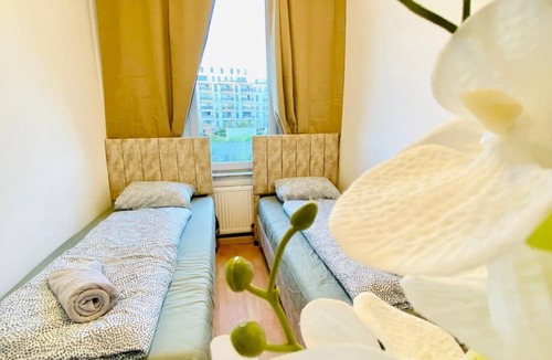 Liesing Apartment | Bright 5BR Shared Apartment w Great Transport Link