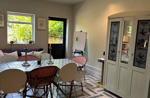 Acton House | Bright 6 Bedroom Family House West London . Parking, Fast links with Heathrow.