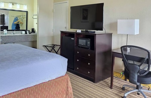 Tyner Hotel | Bright & Affordable Room Perfect for Exploring Chattanooga Attractions