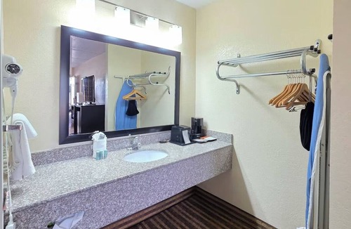 Tyner Hotel | Bright & Affordable Room Perfect for Exploring Chattanooga Attractions