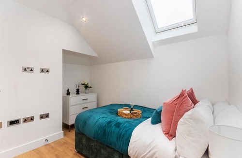 Leatherhead Apartment | Bright & Airy 2-Bedroom, Leatherhead, Sleeps 4