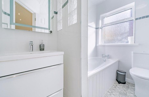 Belfast City Centre Apartment | Bright & Airy 2BR 2Bath Apt in Perfect Location - Pass the Keys