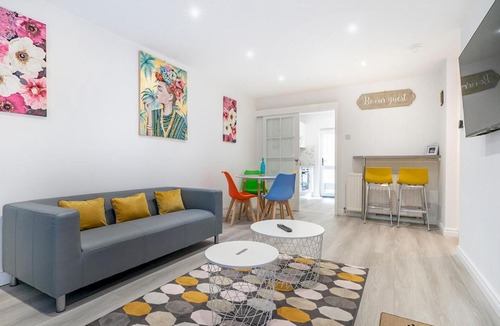 Belfast City Centre Apartment | Bright & Airy 2BR 2Bath Apt in Perfect Location - Pass the Keys