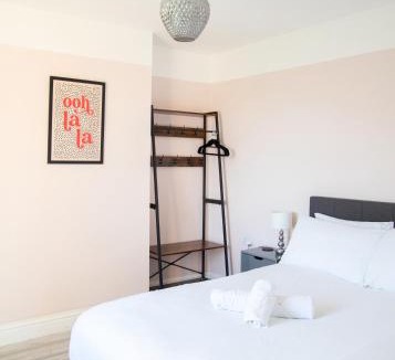 Ely House | Bright & Airy 4x Bed House with Parking