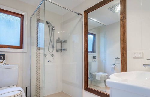 Bardon House | Bright Airy Queenslander 3kms from City with Views