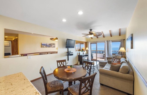Avalon Condo | Bright & Airy Villa, Panoramic Views from all Rooms, 6-Seat Golf Cart, WIFI