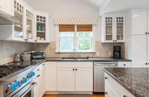 East Hampton North House | Bright and airy East Hampton cottage, walk to town, bike to beach!