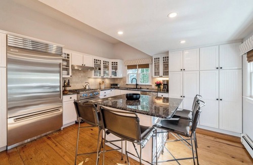 East Hampton North House | Bright and airy East Hampton cottage, walk to town, bike to beach!