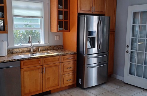Bristol Apartment | Bright and airy two bedroom apt in downtown Bristol steps from the parade route.