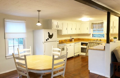 Chesnee House | Bright and beautiful Cottage near Spartanburg , Tryon Intl Eq Center, Asheville.