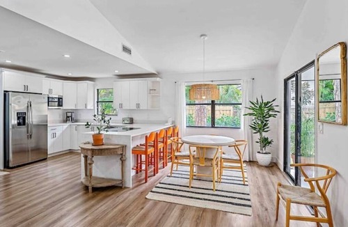 Pine Gardens North House | Bright and beautiful coastal Jupiter home
