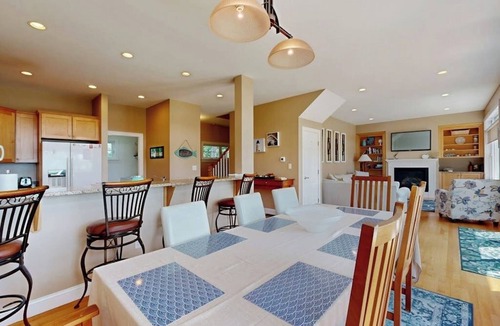 Biddeford Pool House | Bright and beautiful bayfront getaway with water access, WiFi, & washer/dryer