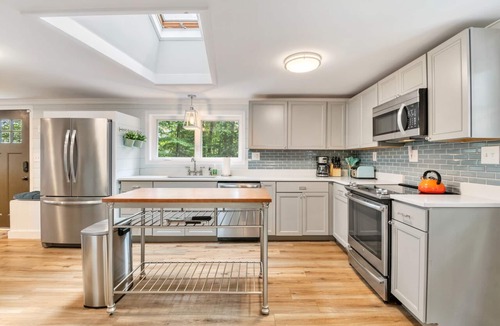 Farmington Cabin | Bright and Charming Single-Family Home at the Lake