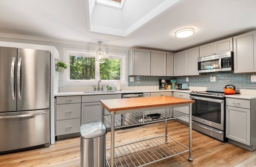 Farmington Cabin | Bright and Charming Single-Family Home at the Lake