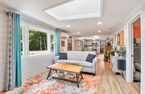 Farmington Cabin | Bright and Charming Single-Family Home at the Lake