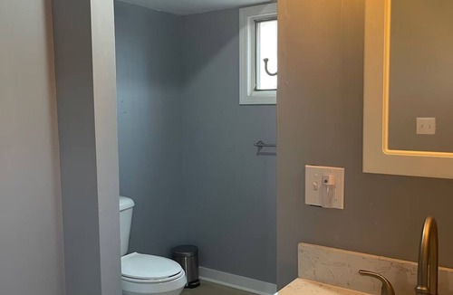 Poultney House | Bright and Cheery 3 Bedroom Home w/Wifi and Laundry