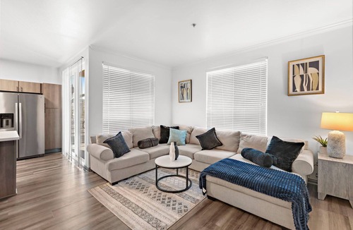 Downtown Long Beach Apartment | Bright and Cozy, Central 2-bedroom Apartment in the Heart of Downtown Long Beach