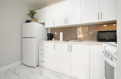 Cabbagetown Apartment | Bright and cozy entire 1 bedroom apartment Queen Size Bed in downtown Toronto