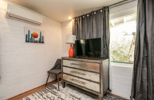 Camelback East Apartment | Bright and Cozy Mid Town Phoenix Zen Yard Studio!