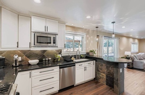 Castlewood House | Bright and Cozy Ranch Style House Centennial
