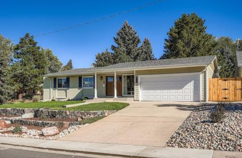 Castlewood House | Bright and Cozy Ranch Style House Centennial
