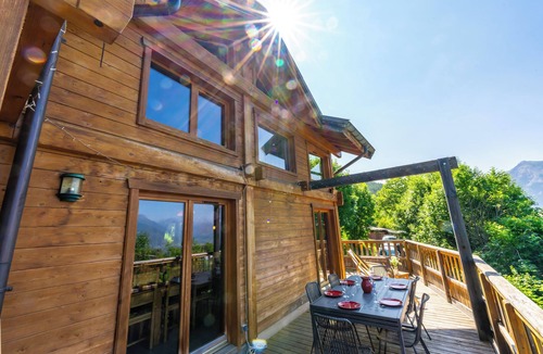 Risoul Ski Chalet | Bright and elegant chalet - fireplace and games room - 12p - Risoul