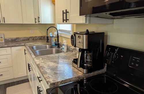 Bloomington House | Bright and Fun Bungalow Prefect for your Bloomington Stay