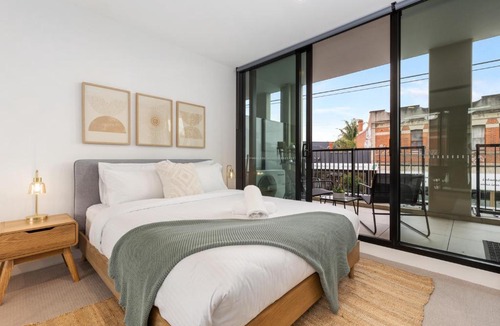 Fitzroy North Apartment | Bright and Modern 1BR Apt with Balcony and Car Park