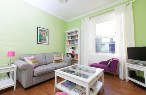 Newington Apartment | Bright and Modern Causewayside Apartment