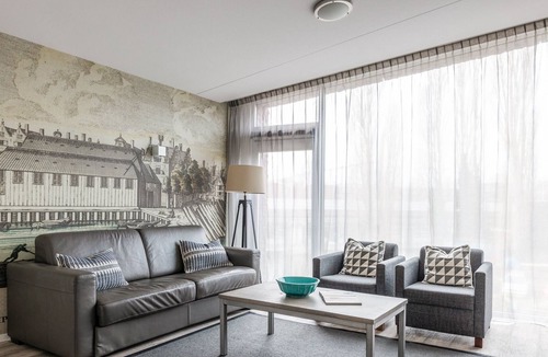 Haarlemmerbuurt Apartment | Bright and modern two bedroom apartment with canal view.