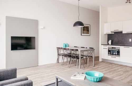 Haarlemmerbuurt Apartment | Bright and modern two bedroom apartment with canal view.