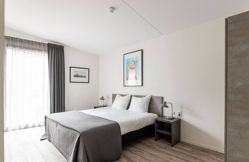 Haarlemmerbuurt Apartment | Bright and modern two bedroom apartment with canal view.