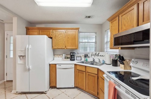 Warner Robins House | Bright and Open 3 bedroom with King Bed, Privacy Fenced Yard and Fast Wifi