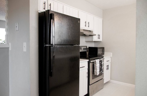 Aurora Condo | Bright and spacious 2-bedroom unit in North Aurora
