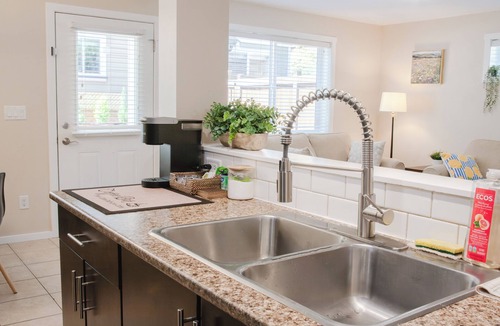 Langford House | Bright and spacious 2 bedroom suite free parking in Victoria