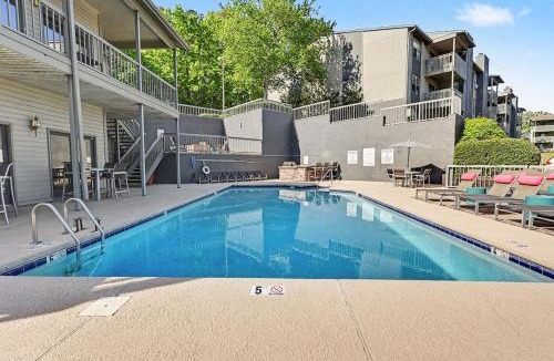 Vestavia Hills Apartment | Bright and Spacious 2BR with King Bed, Pool, Gym Near UAB & Hospitals