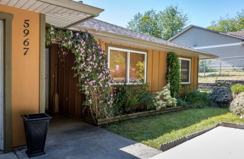 West Porpoise Bay House | Bright And Spacious 3-Bedroom West Coast Rancher