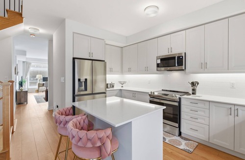 Bendale House | Bright and Spacious 3-Story Suburban Townhouse