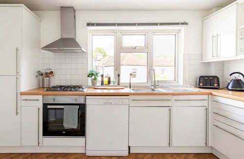 Eton Apartment | Bright and Spacious Apartment-Unbeatable Location! - Pass the Keys