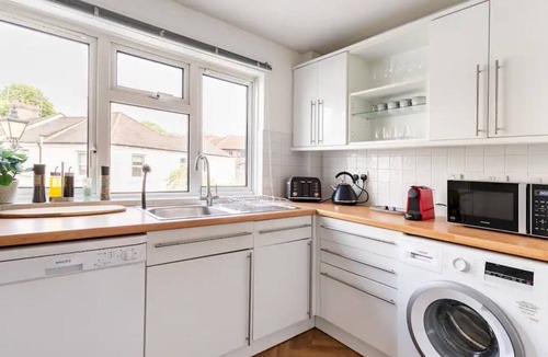 Eton Apartment | Bright and Spacious Apartment-Unbeatable Location! - Pass the Keys