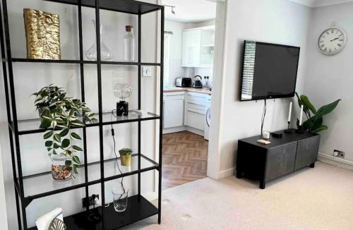 Eton Apartment | Bright and Spacious Apartment-Unbeatable Location! - Pass the Keys