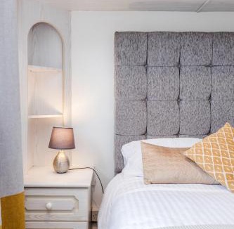 Brentwood Apartment | Bright and spacious home with free parking and garden