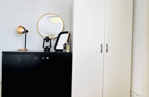 Liesing Apartment | Bright and Spacious Room Near Kaufpark Alterlaa