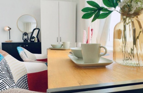 Liesing Apartment | Bright and Spacious Room Near Kaufpark Alterlaa