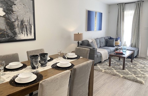 Kitchener House | Bright and Spacious Townhome In Family Neighbourhood