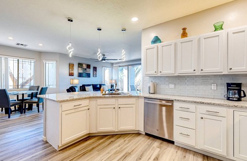 Rancho Vistoso Condo | Bright and spacious mountain-view home with pool/hot tub on-site, golfing nearby