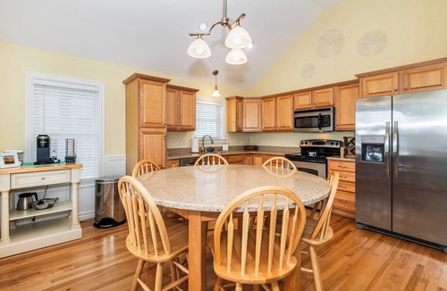 Colington Cottage | Bright and sunny family friendly cottage, 2 minutes to beach, Sound view sunsets