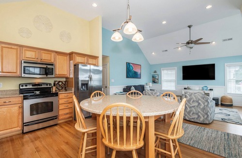Colington Cottage | Bright and sunny family friendly cottage, 2 minutes to beach, Sound view sunsets