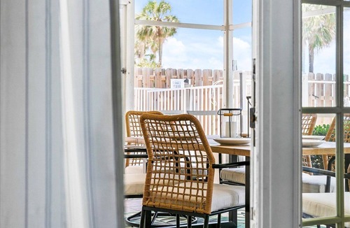 Longboat Key Villa | Bright and Sunny Oceanfront Villa With Pool + Lanai | Hosts 6
