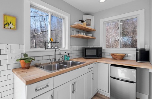 Woodfin Cottage | Bright and Tranquil Guesthose!